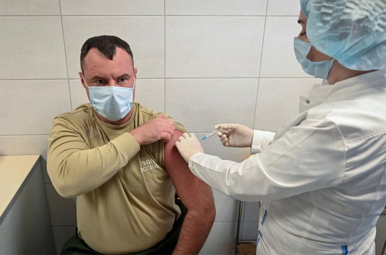Un soldado del Ejército ruso se aplica la vacuna Sputnik V.