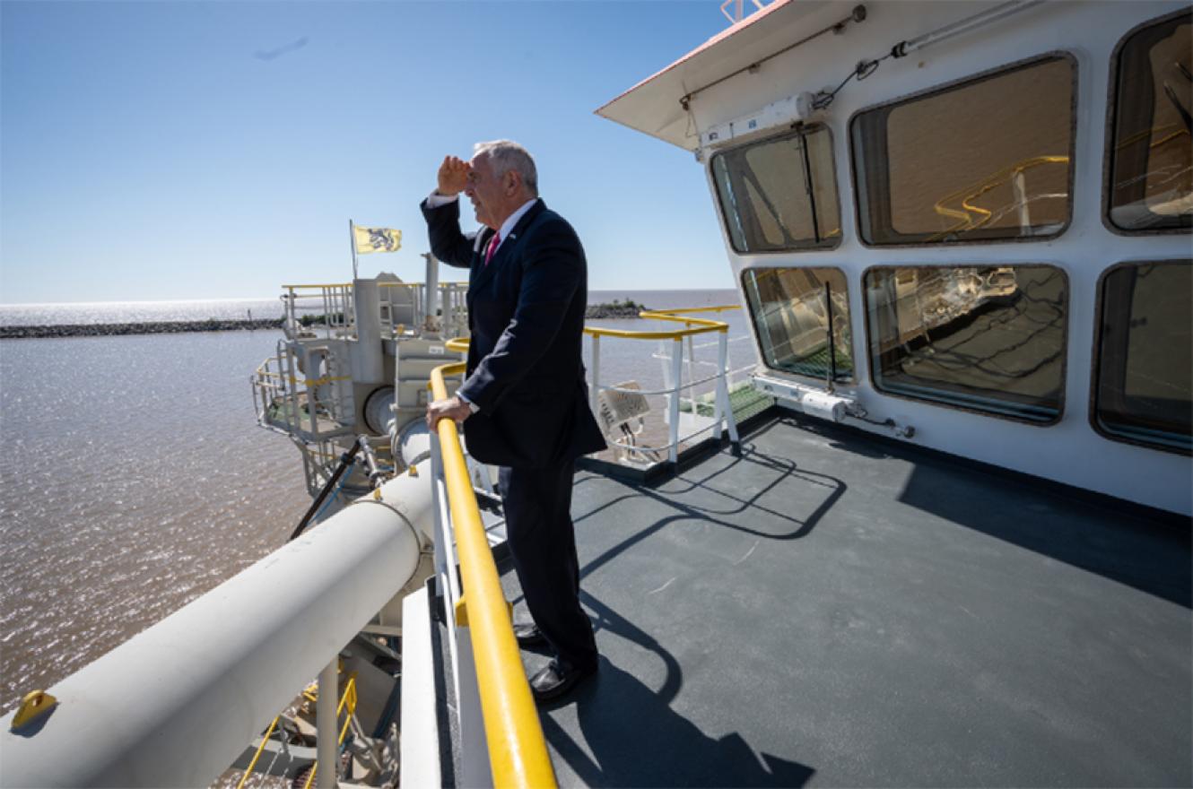 El embajador Marc Stanley observa la Hidrovía en la jornada de la firma del acuerdo entre la Administración General de Puertos y el Cuerpo de Ingenieros del Ejército de los Estados Unidos.