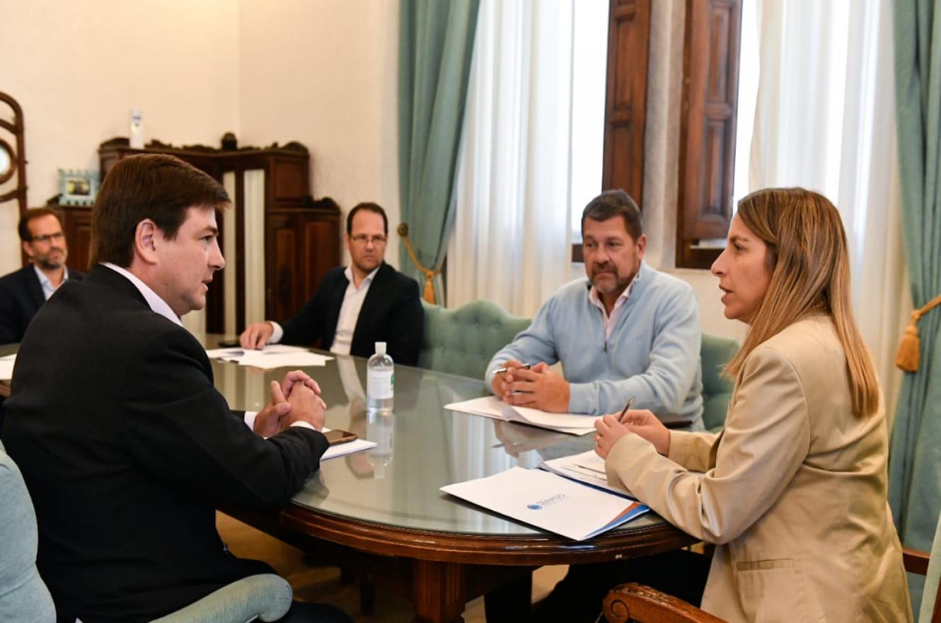 Stratta con integrantes de la comisión Labor Parlamentaria