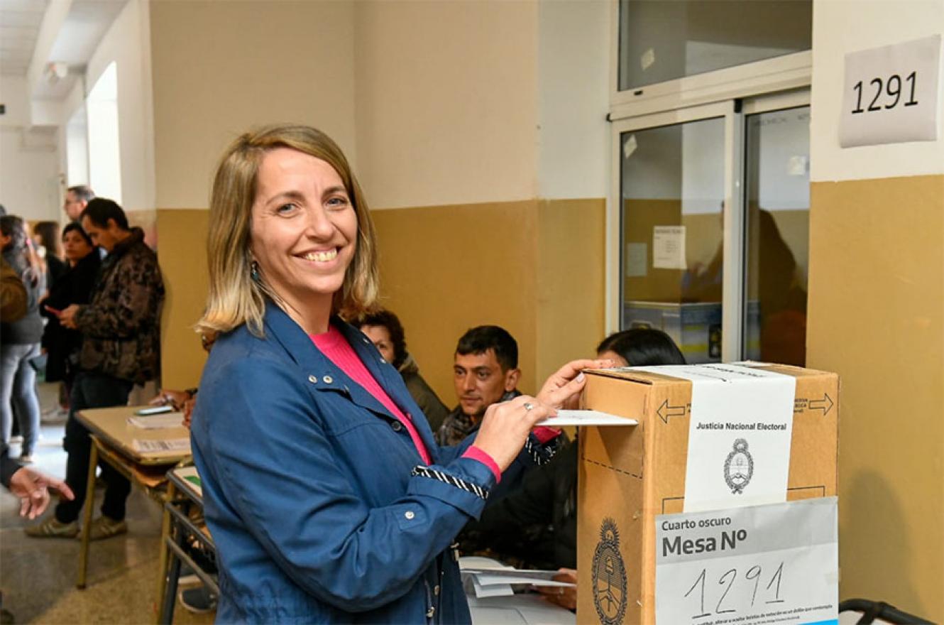 La vicegobernadora Laura Stratta votó en Victoria y destacó la importancia del acto democrático. 