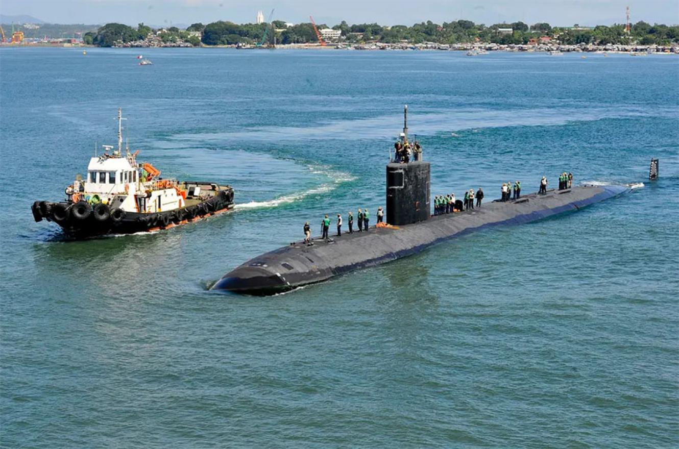 El submarino USS Greeneville (SSN 772) es escoltado en Filipinas.