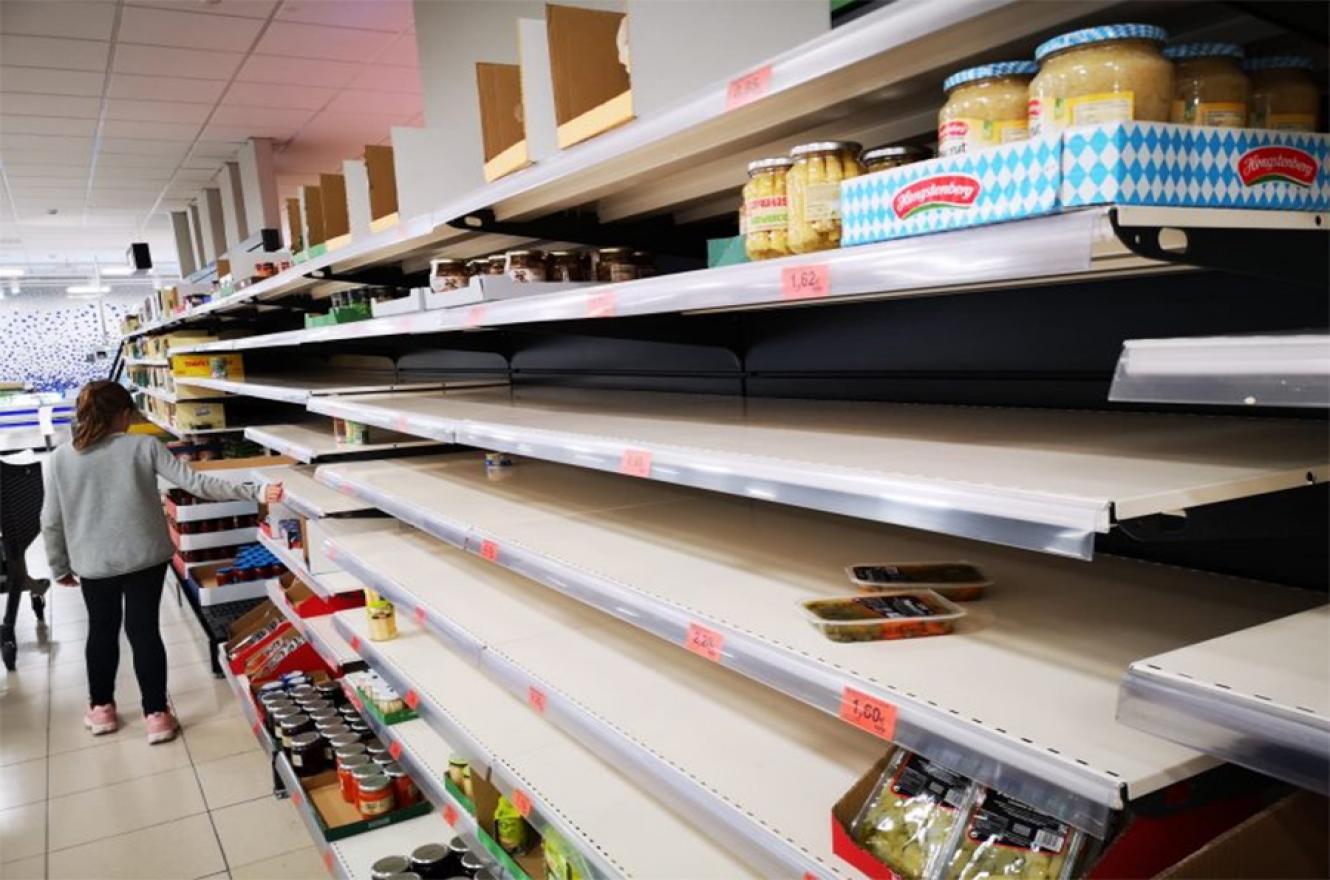 Lo hipermercados de Paraná como de muchas ciudades a lo largo y ancho del país registran largas colas como un reflejo de la alta demanda de productos de limpieza y primera necesidad. 