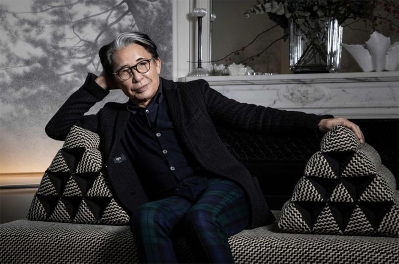 Kenzo Takada, en su casa de París en 2019. Fue el primer creador japonés en conquistar París y abrir el camino internacional a compatriotas como Yohji Yamamoto o Issey Miyake.