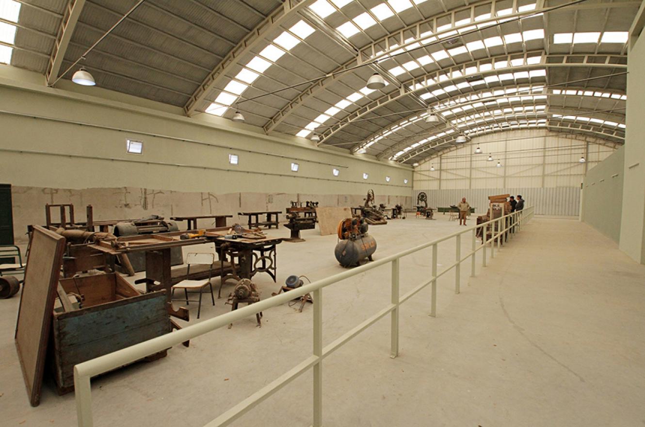 El taller Antequeda en Bajada Grande está siendo reacondicionado para volver a fabricar mobiliario escolar.
