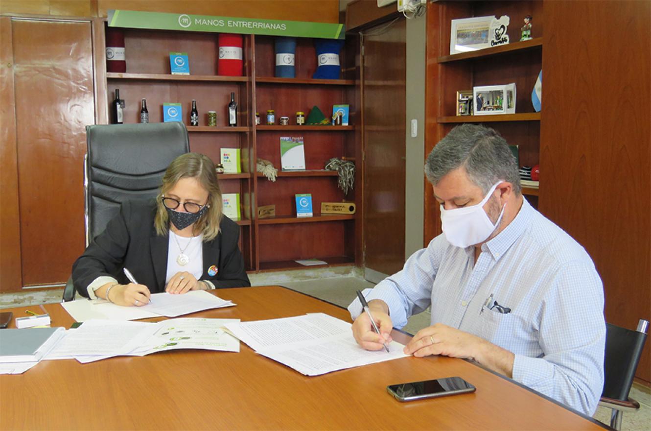 La ministra de Desarrollo Social, Marisa Paira, y el presidente del Sistema de Crédito de Entre Ríos SA (Sidecreer), Mario Kaplan, firmaron un convenio de colaboración mutua.