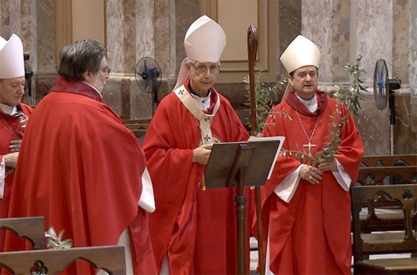 El cardenal Mario Poli, junto a los obispos Joaquín Sucunza y Enrique Eguía Seguí y el padre Alejandro Russo, realizó las celebraciones de Semana Santa en una Catedral vacía por la pandemia del Covid-19.