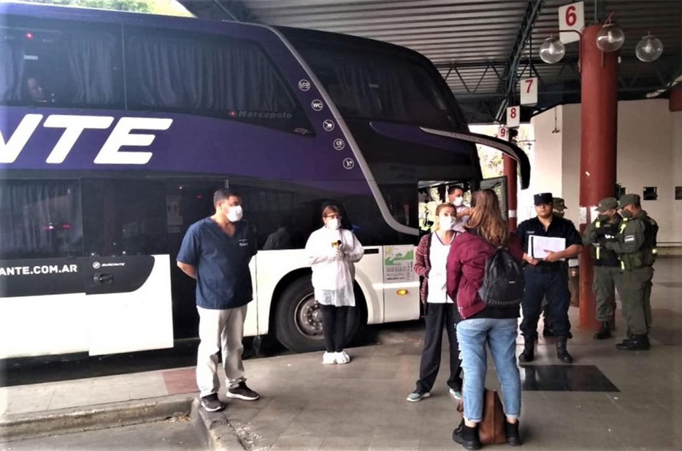 En la Terminal de Ómnibus de Paraná siguen los operativos a raíz de la llegada de los micros que ingresan provenientes de otras ciudades o países limítrofes.