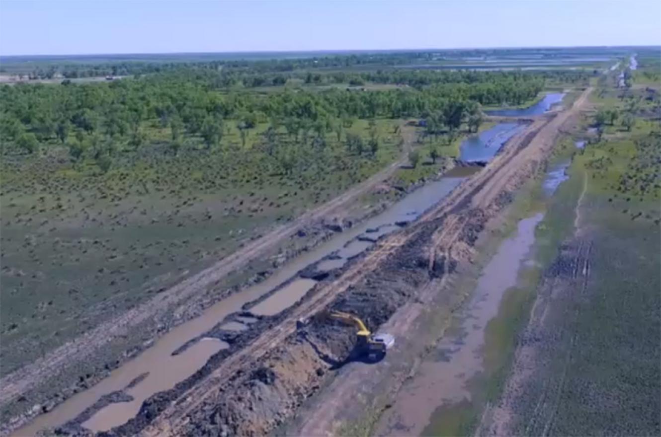 Vista área del terraplén que pone en riesgo el puente Victoria-Rosario y que la Justicia Federal dio 24 horas para que sea demolido.