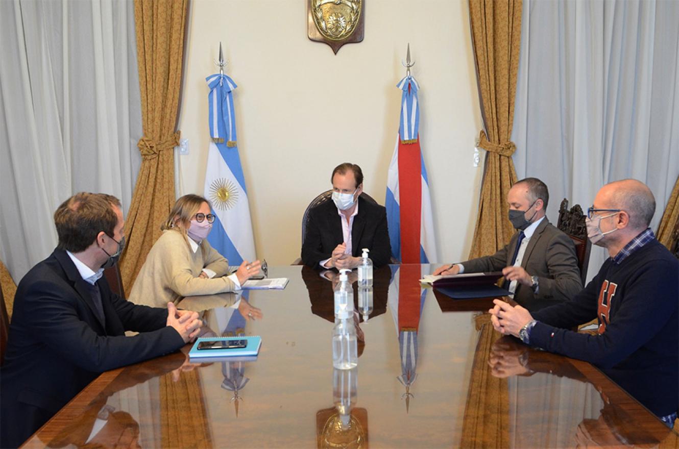 La ministra de Desarrollo Social y titular de la Compañía Entrerriana de Tierras, Marisa Paira, explicó que con el gobernador analizaron “las diferentes propuestas” para comprar tierras con fines de lotear para viviendas.