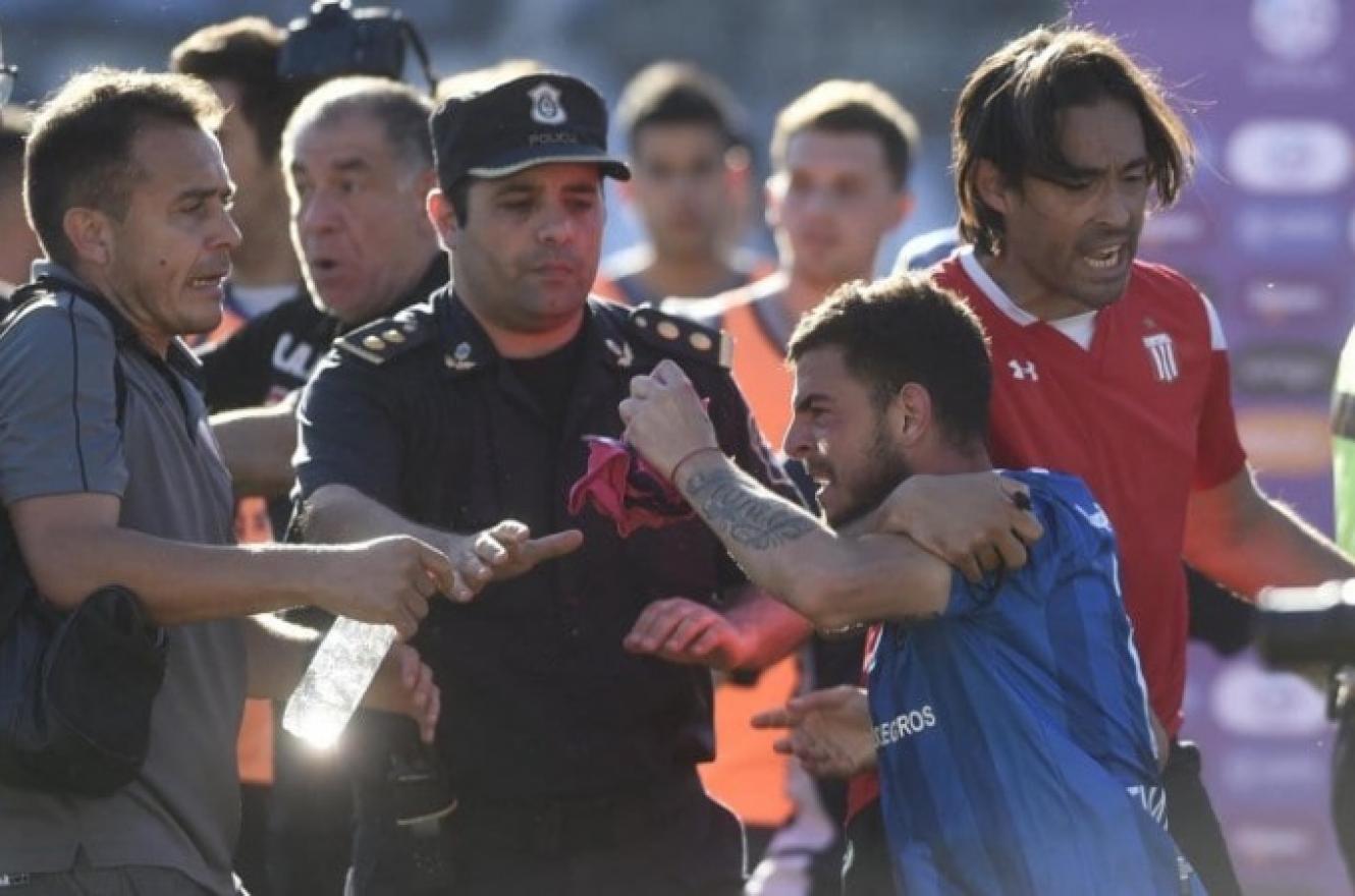 Pitana informó al entrerriano Tijanovich tras el escandaloso final del clásico platense