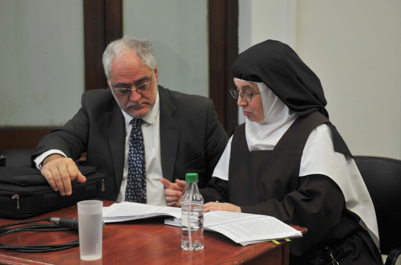  La ex superiora del convento Carmelitas de Nogoyá, Luisa Toledo, junto a su abogado Miguel Cullen.