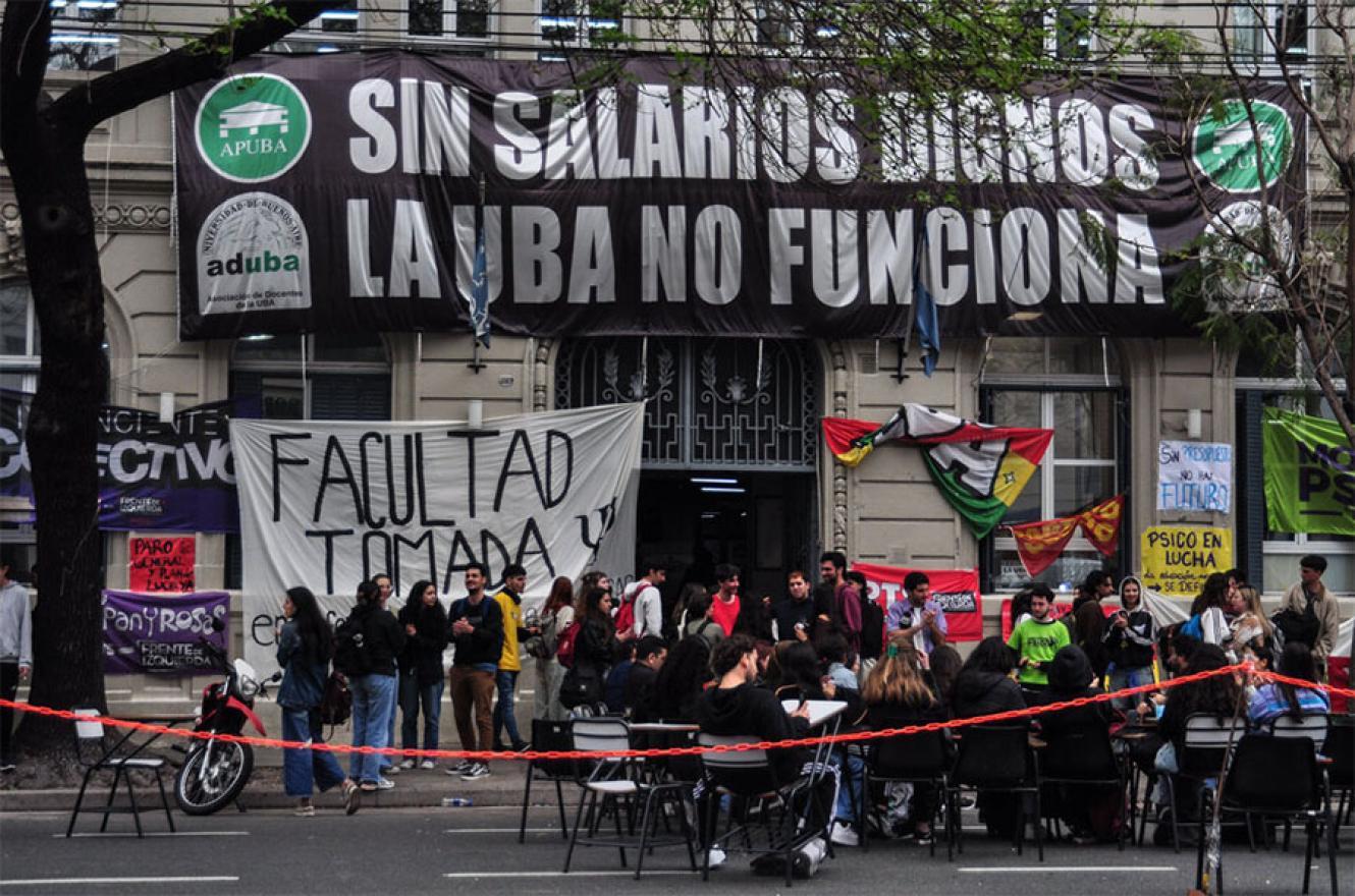 La semana próxima habrá otro paro y se debatirá la continuidad de las tomas y vigilias. En la imagen, la Facultad de Psicología de la UBA que fue una de las primeras en iniciar las tomas, y luego le siguieron muchas en varias provincias.