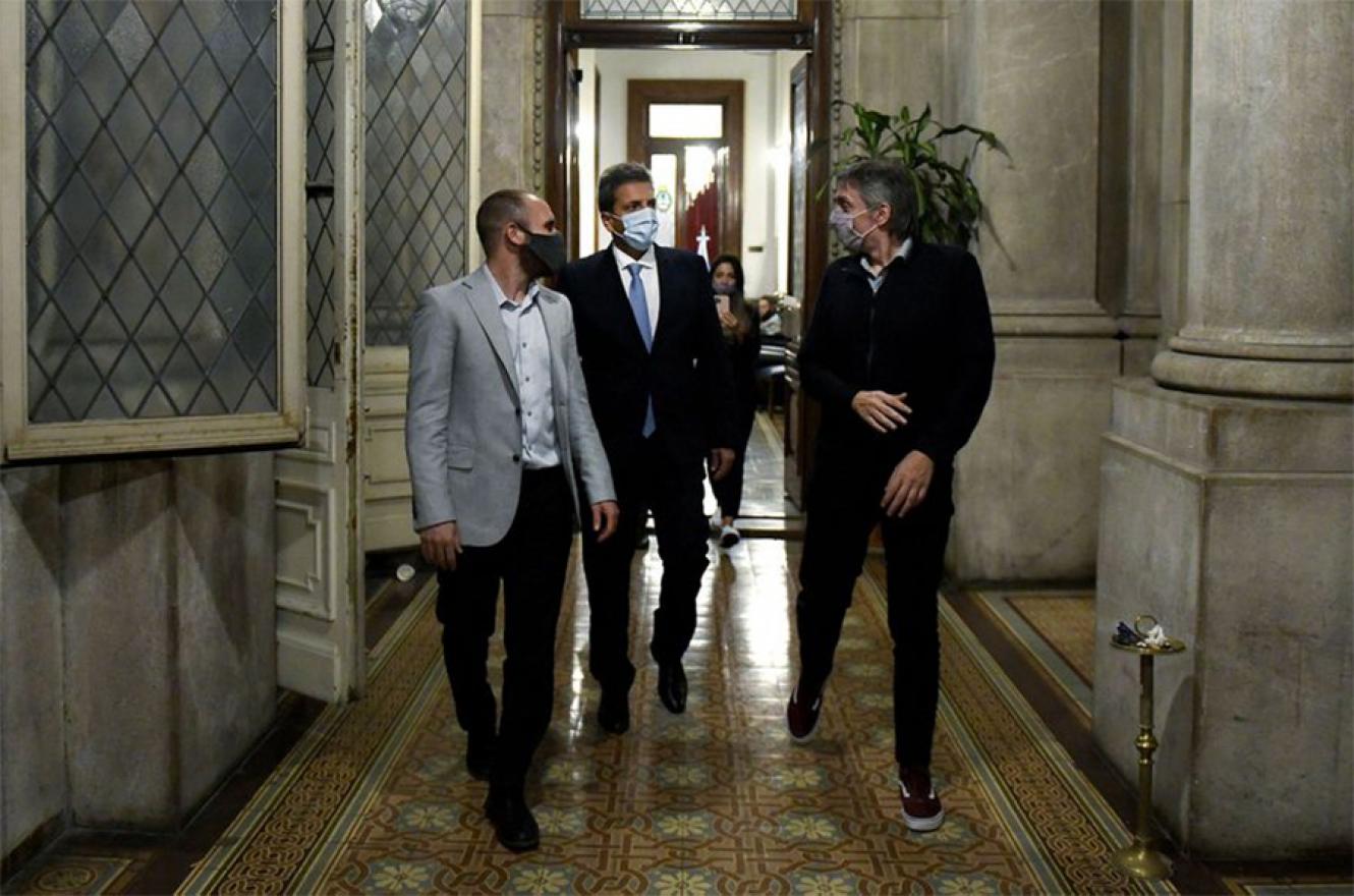 Sergio Massa, Máximo Kirchner y Martín Guzmán en el Congreso el día de la sesión por el impuesto a las Ganancias en Diputados.