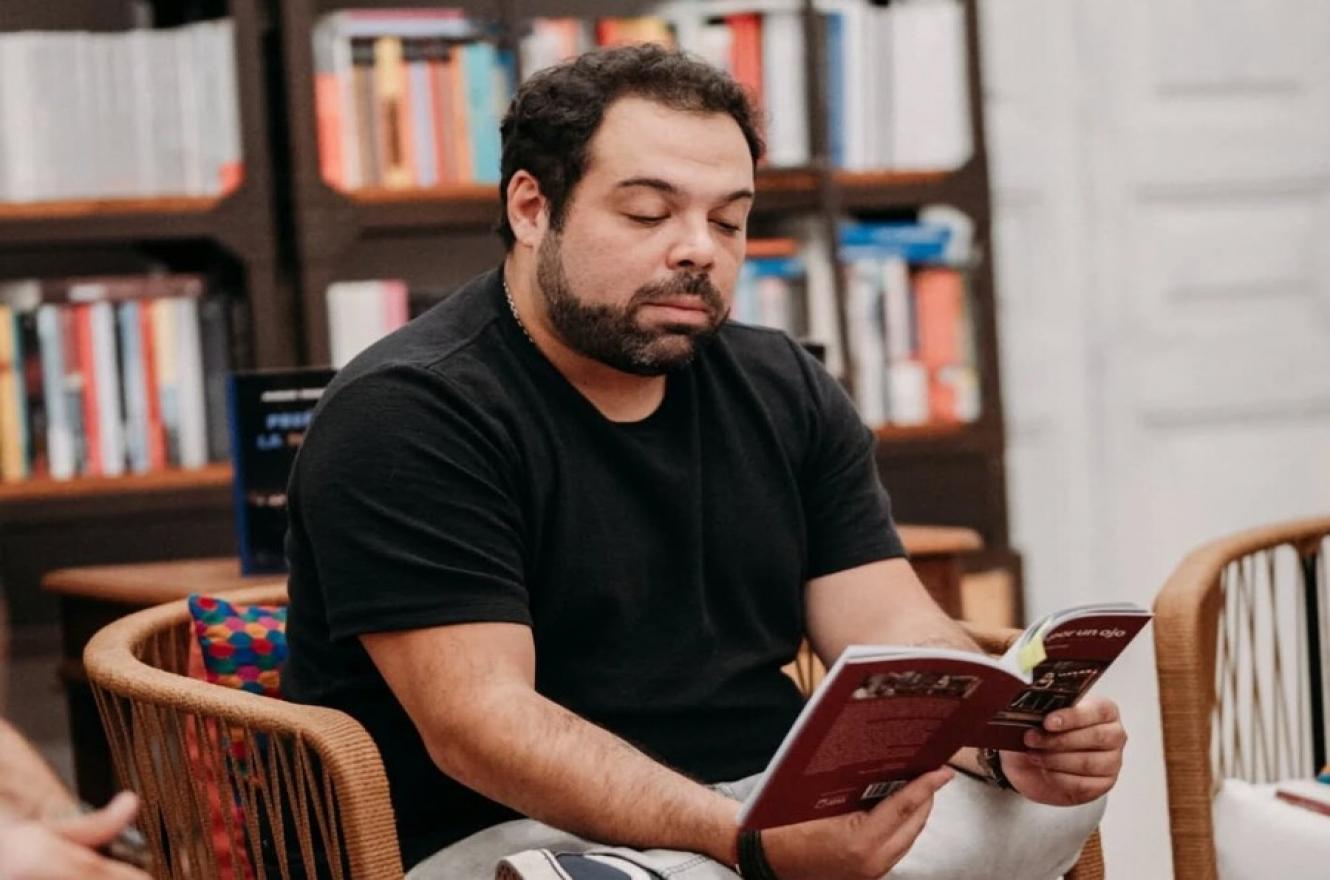 Manuel Troncoso presentó su segundo libro de poesías, "Sólo lloro por un ojo". 