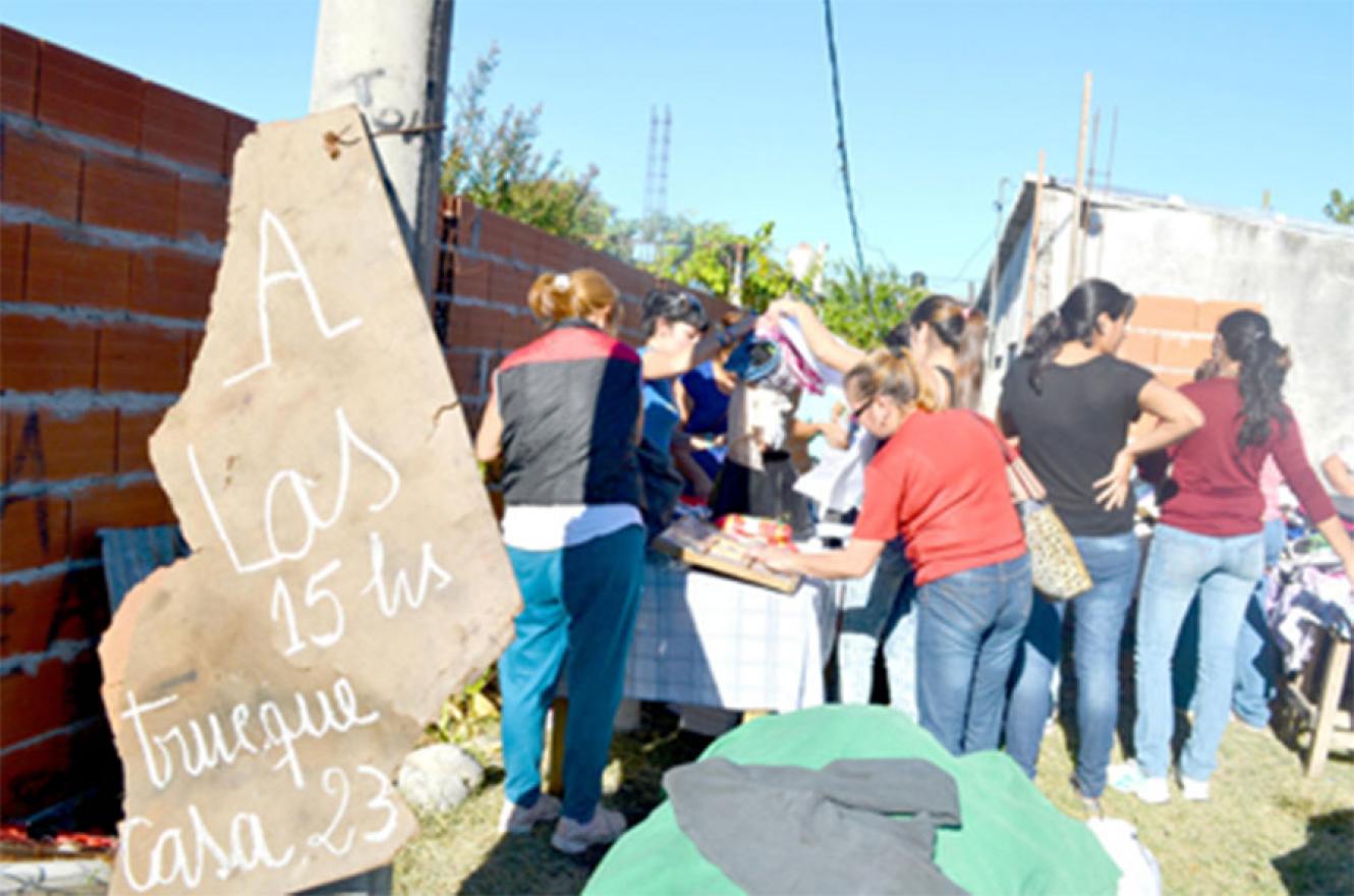El club del trueque crece en Gualeguaychú a través de las redes sociales y la red feminista.