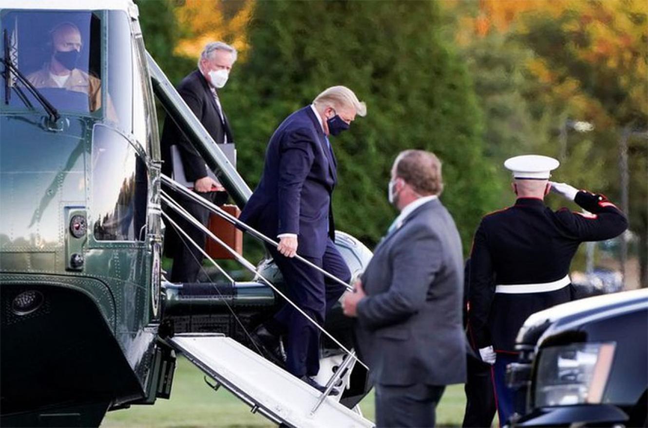 El presidente estadounidense bajando de un helicóptero antes de ser internado en un hospital militar en Bethesda, Maryland.