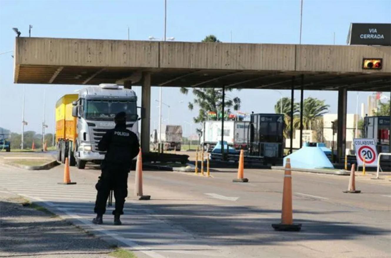 El tránsito sobre el túnel subfluvial se redujo más de un 65 por ciento. Las medidas restrictivas hacen que la circulación de autos entre Paraná y Santa Fe se reduzca. Por día pasan cuatro mil vehículos y la mayoría son camiones.