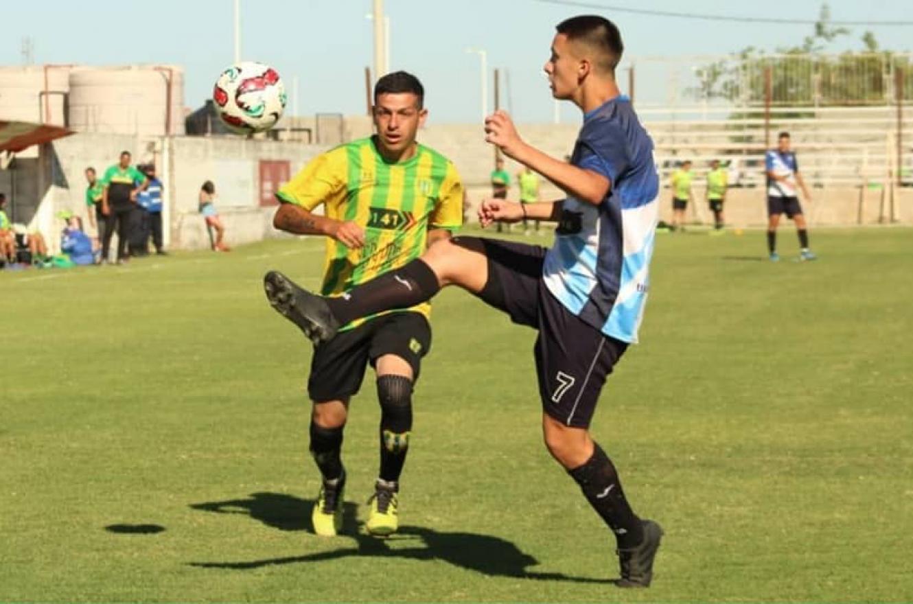 Universitario y Atlético Paraná celebraron en el cierre de la primera fecha