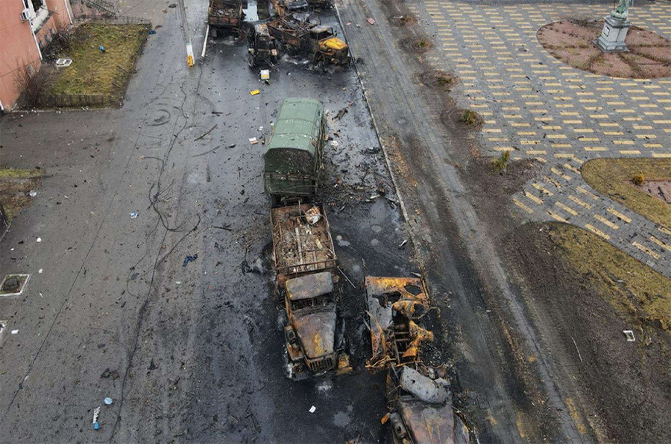 Imagen captada por un dron de vehículos militares rusos calcinados en una calle de Borodyanka, en la región de Kiev, el 3 de marzo.