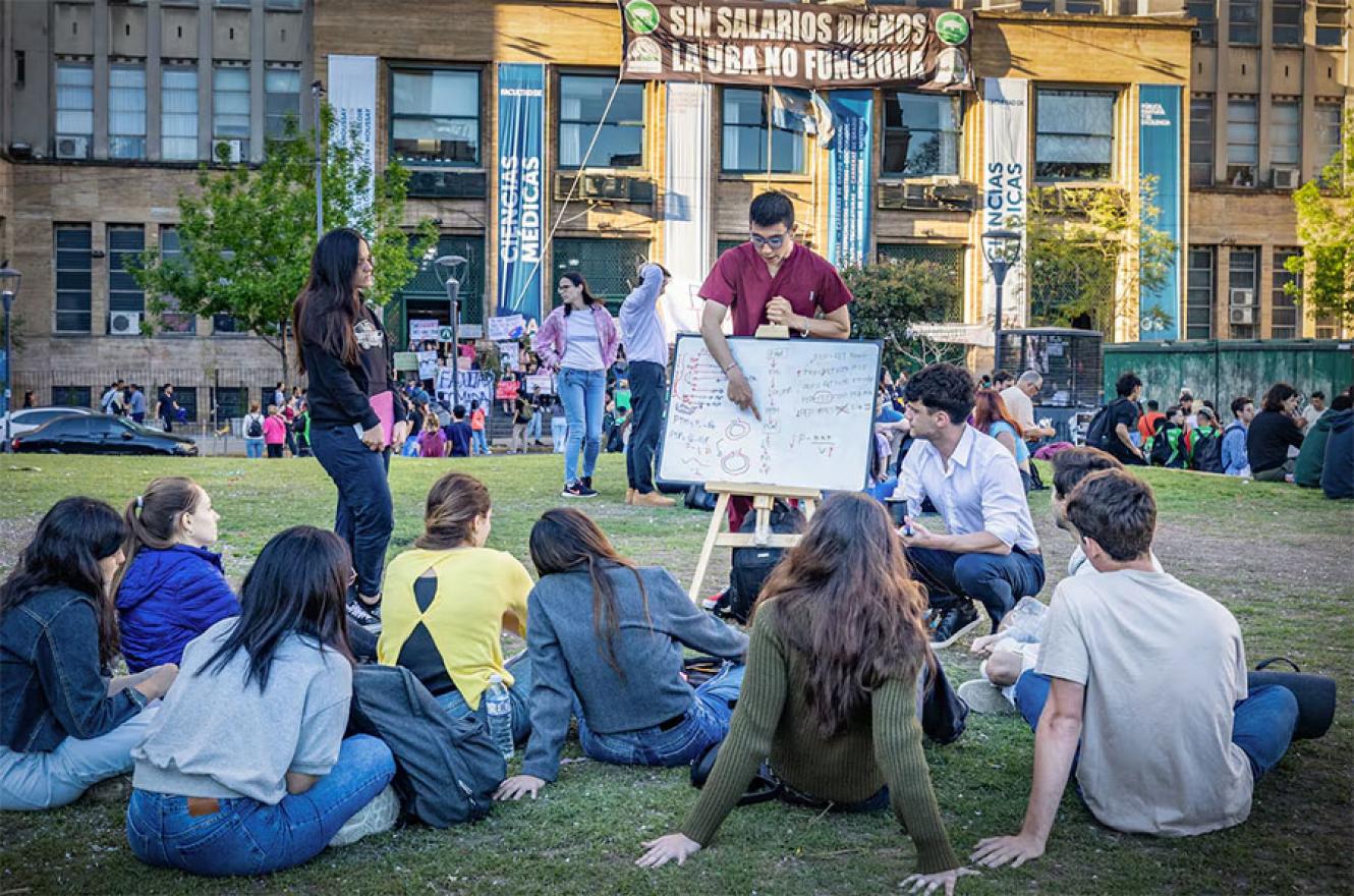Un auxiliar de Anatomía imparte clases afuera de la Facultad de Medicina a un grupo de estudiantes como forma de protesta, en Buenos Aires.