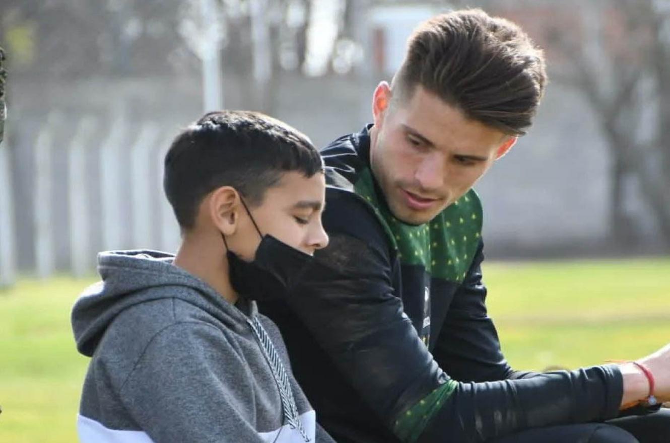 El entrerriano Ezequiel Unsain recibió al niño que lo abrazó tras la derrota ante Boca