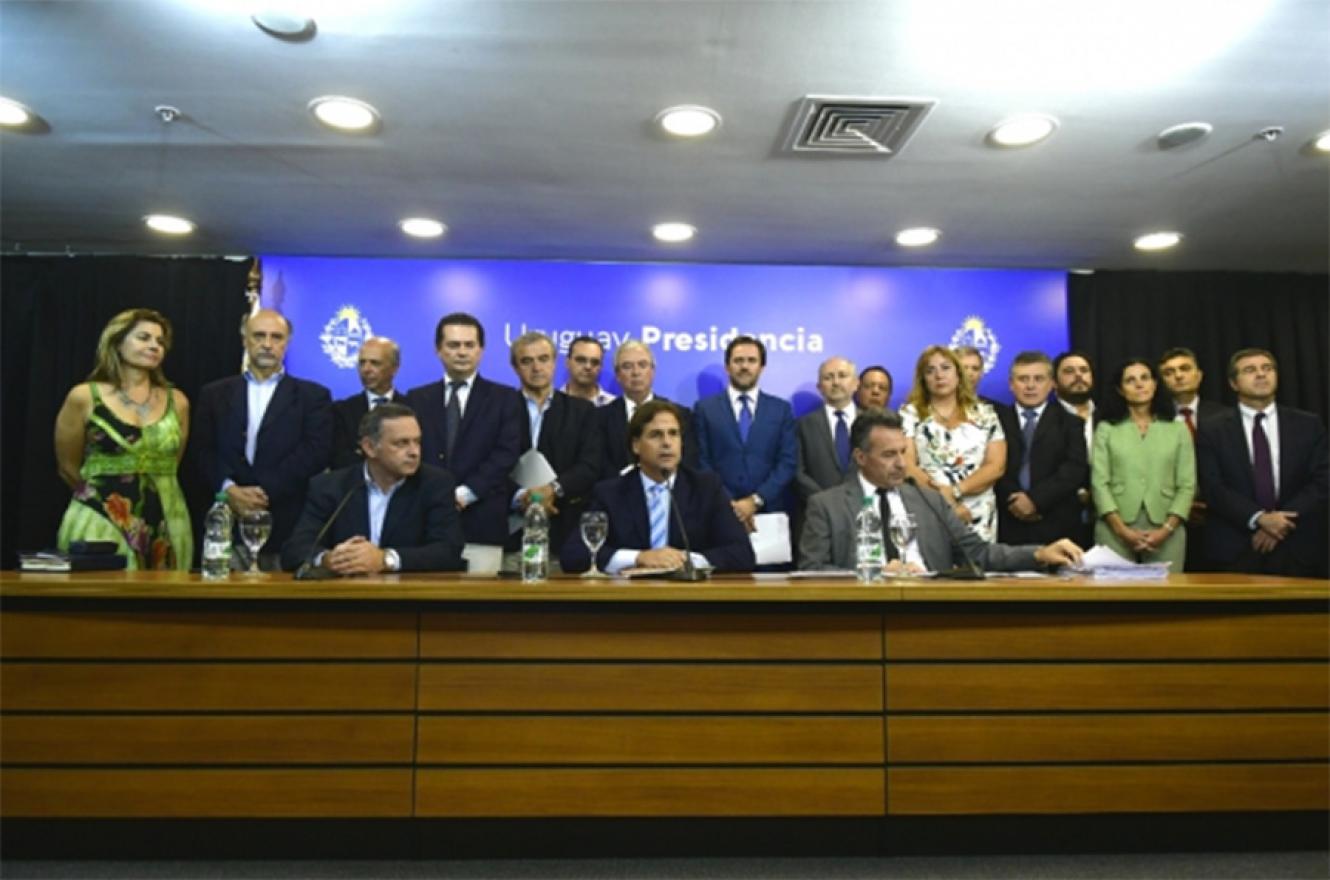 El gabinete en pleno y la presidenta del Congreso de Intendentes rodearon al presidente uruguayo Lacalle Pou cuando anunció las medidas por el coronavirus.