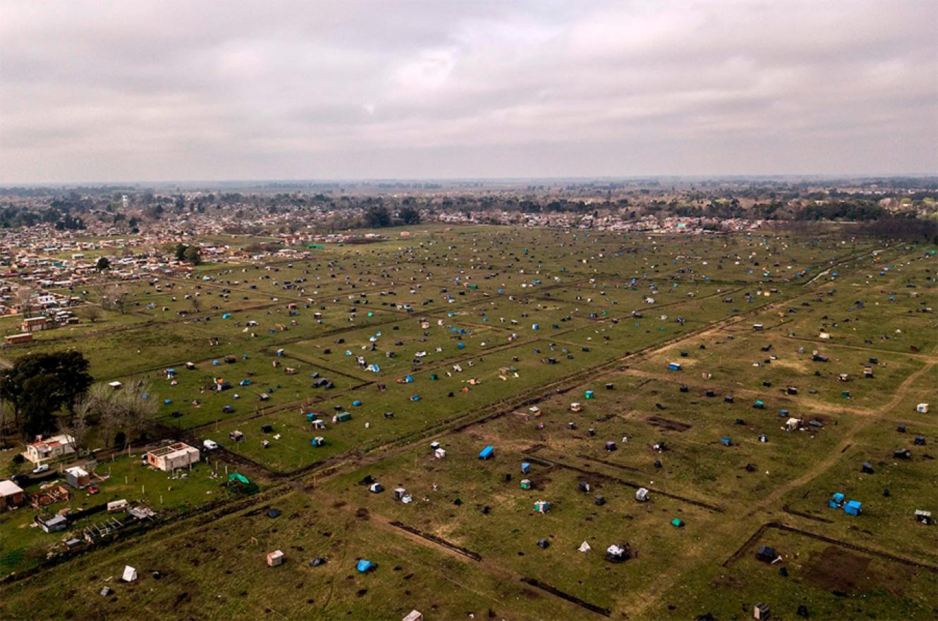 La usurpación de tierras (campos en la zona rural, terrenos y otros predios en las zonas urbanas) fueron repudiadas por la Sociedad Rural de Gualeguaychú.