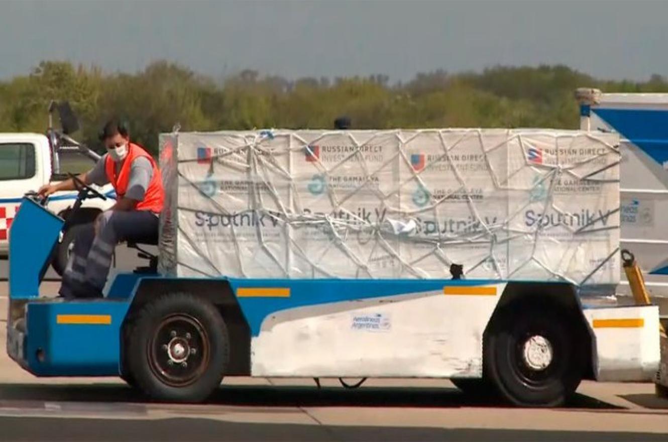 Llegó el avión de Aerolíneas Argentinas con 330 mil dosis de la vacuna rusa Sputnik V