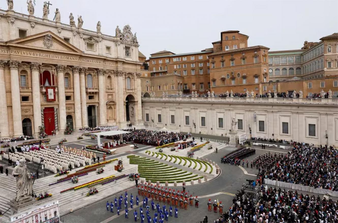 El papa dirigió a unas 30.000 personas en una Plaza de San Pedro adornada con flores en una de las liturgias más importantes del año.