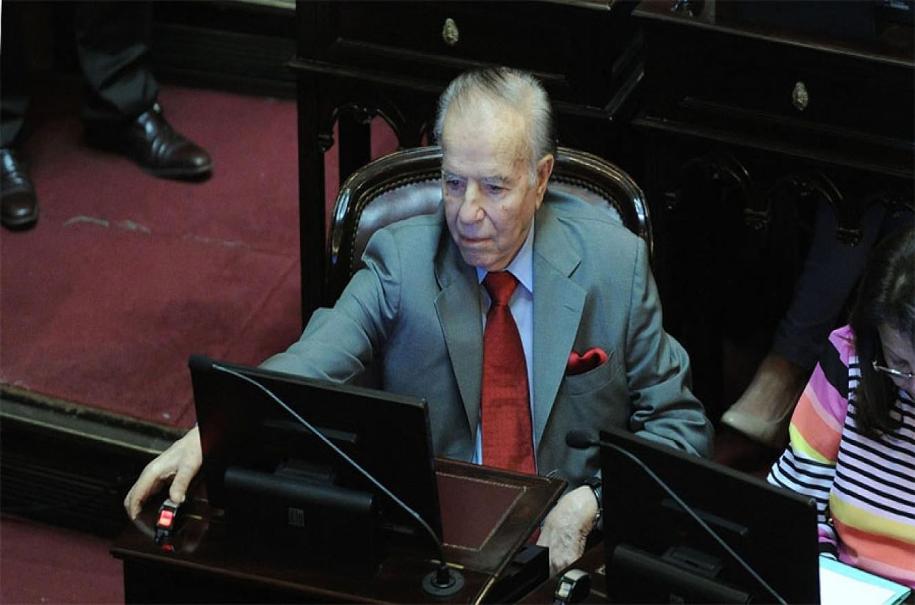 Carlos Menem en su banca en el Senado, donde tenía mandato hasta el 2023.