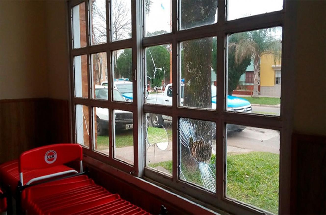 El sábado, desconocidos rompieron vidrios de una ventana de la sede partidaria de la UCR de Federal.