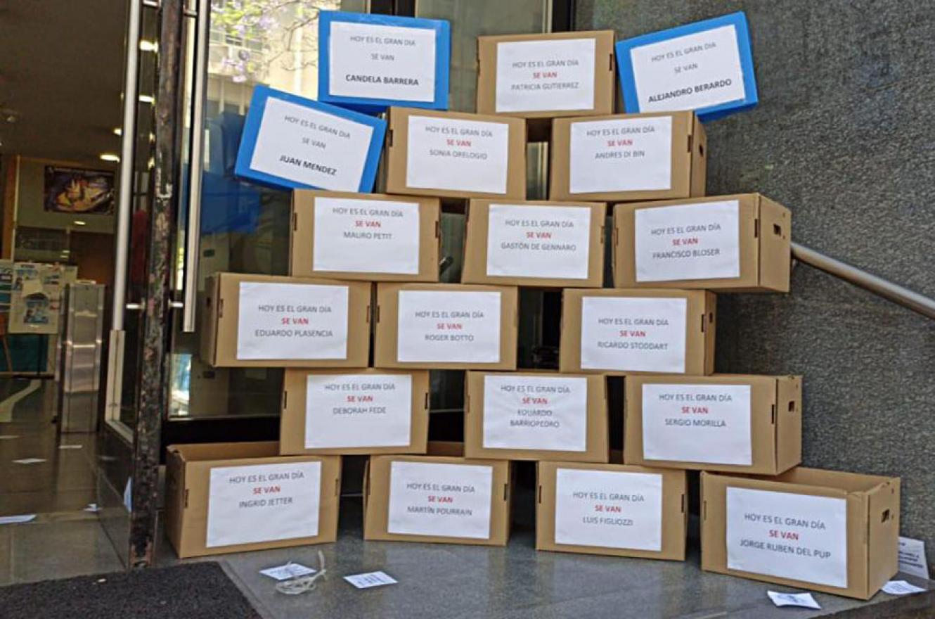 Los trabajadores de Vialidad pusieron cajas en la puerta para invitar a los gerentes macristas a depositar sus cosas e irse del organismo.