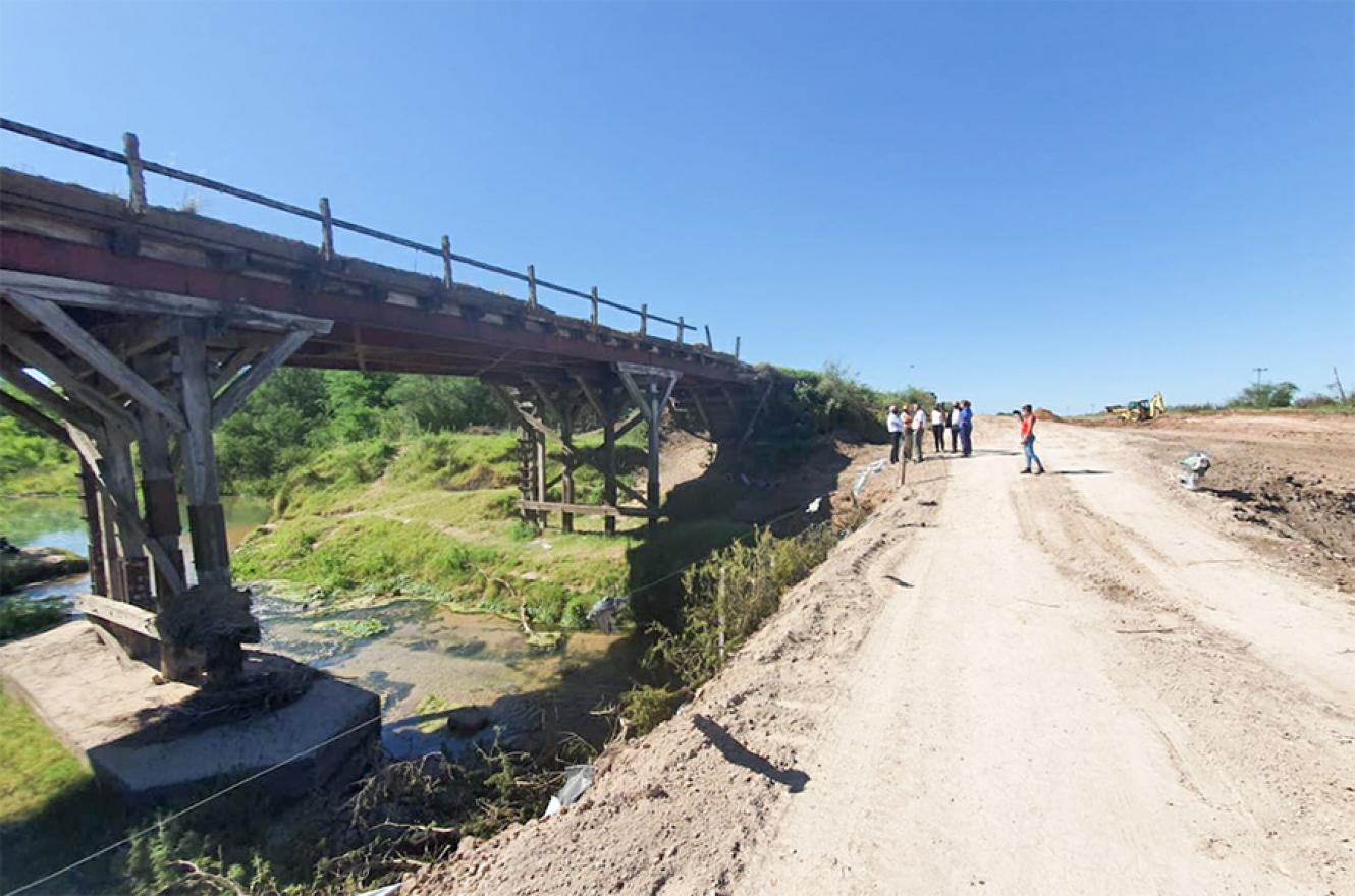 Autoridades de Vialidad recorrieron la zona del puente sobre el arroyo La Jacinta, en la Ruta Provincial N° 15, Departamento Gualeguay.