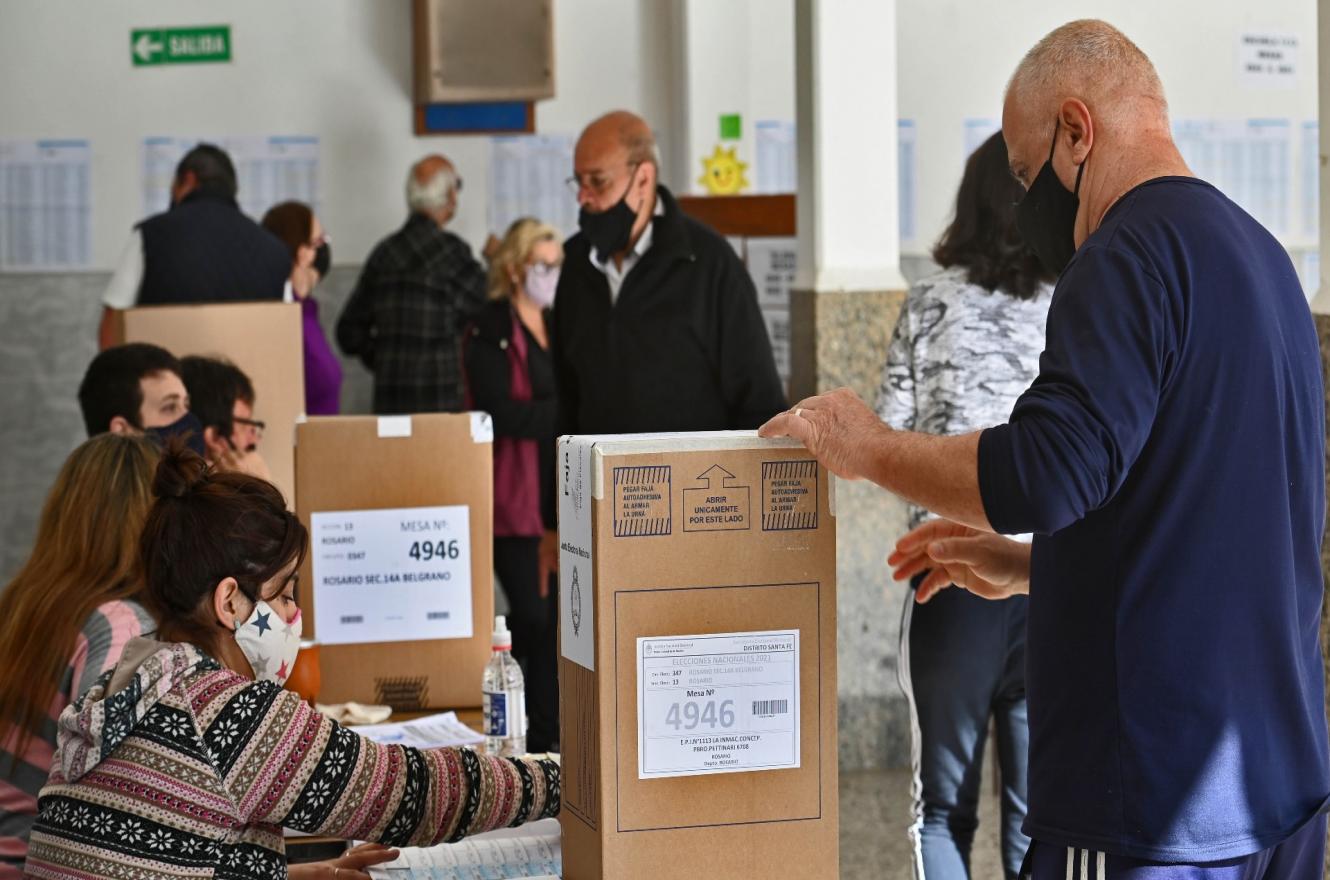 votando