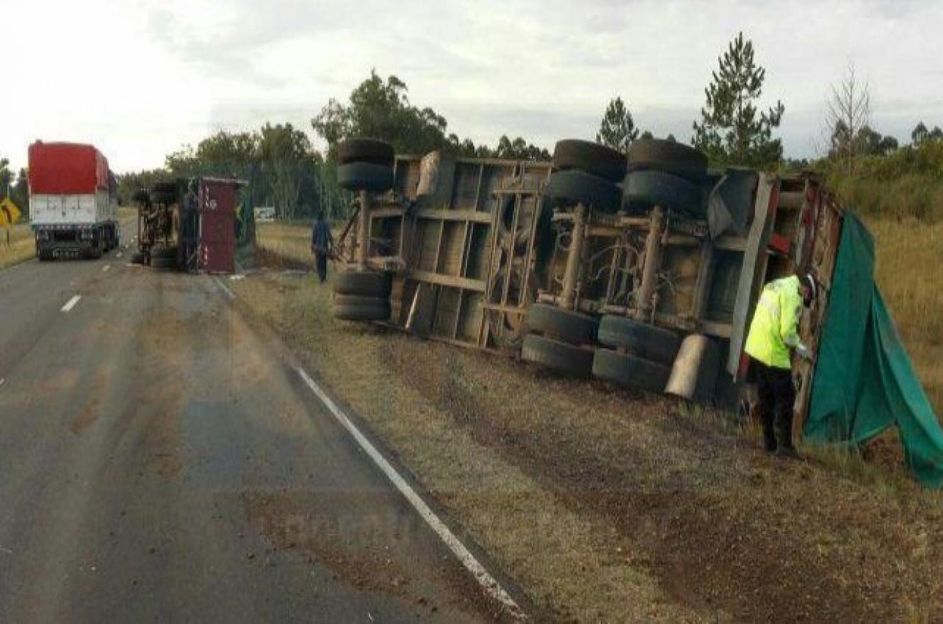 Volcó un camión cargado con abono de pollo