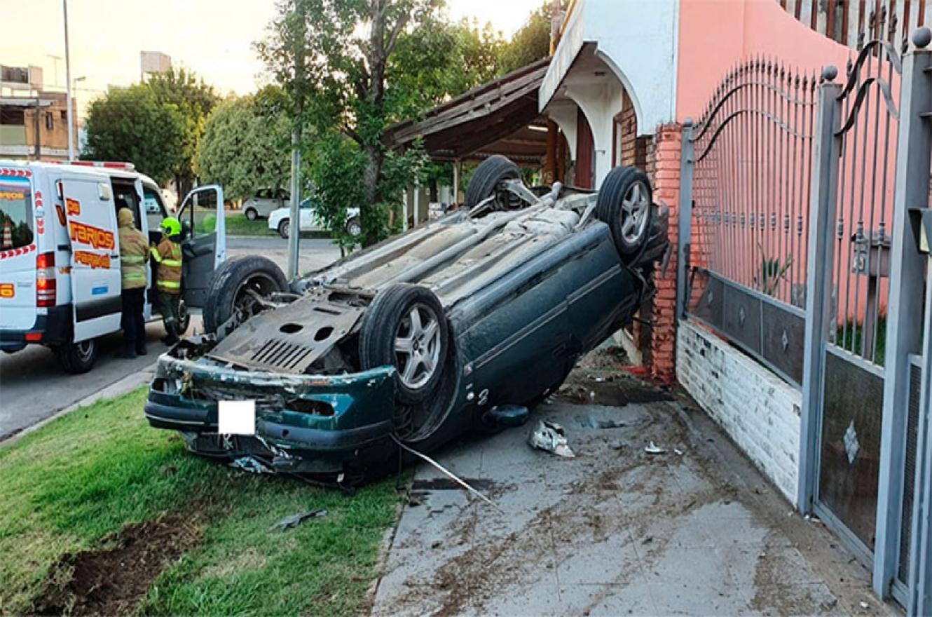 Dos heridos tras un choque y vuelco en Paraná.