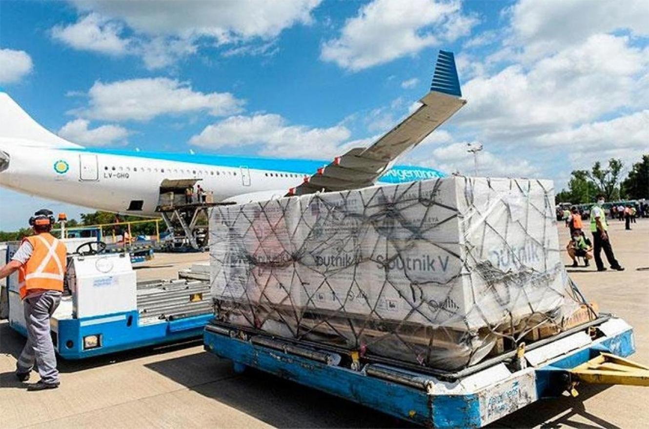 Un avión de Aerolíneas Argentinas llegará a Moscú en búsqueda de nuevas provisiones de Sputnik V. Será el octavo operativo en ese destino.