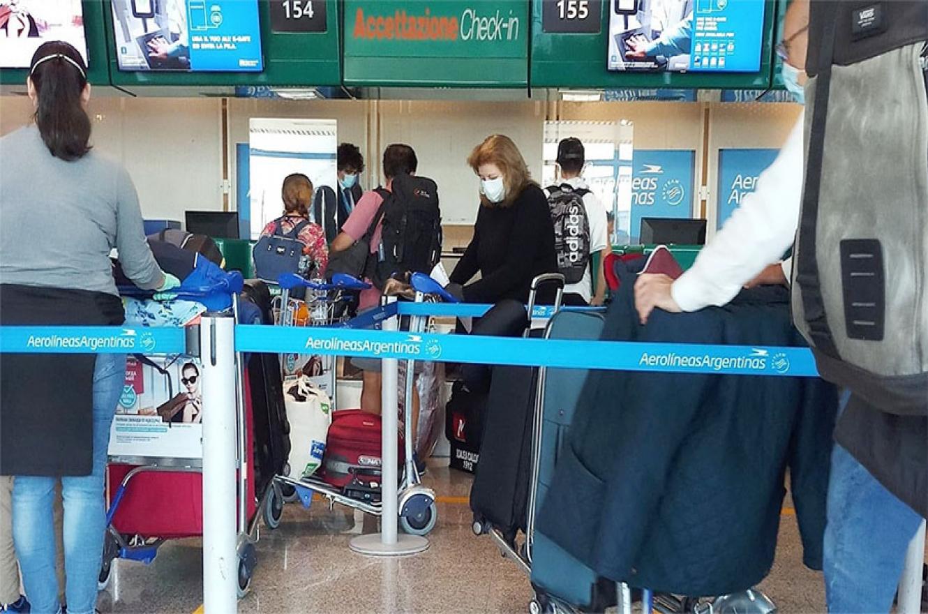 Más de 240 argentinos retornaron hoy al país procedente de Italia, en uno de los vuelos especiales de Aerolíneas Argentinas, en este caso el primero que opera desde el aeropuerto de Fiumicino desde que se declaró la pandemia de la Covid-19.