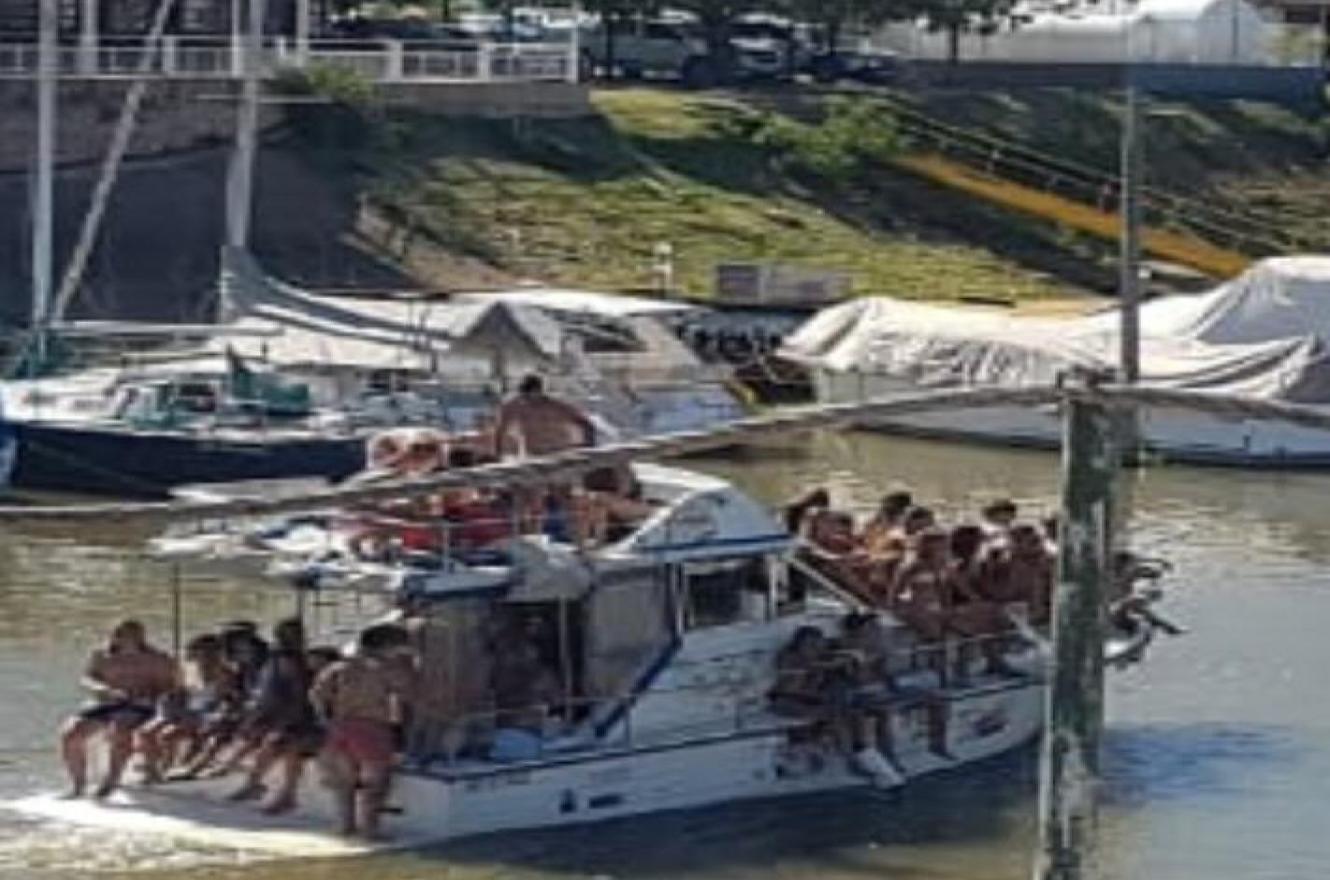 yate repleto de jóvenes 