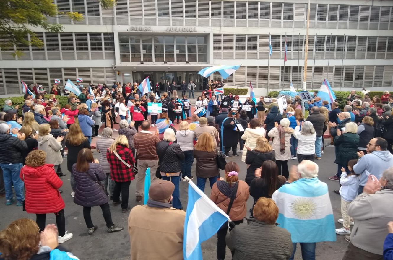 Manifestación contra la destitución de Cecilia Goyeneche. (Foto: ANALISIS)