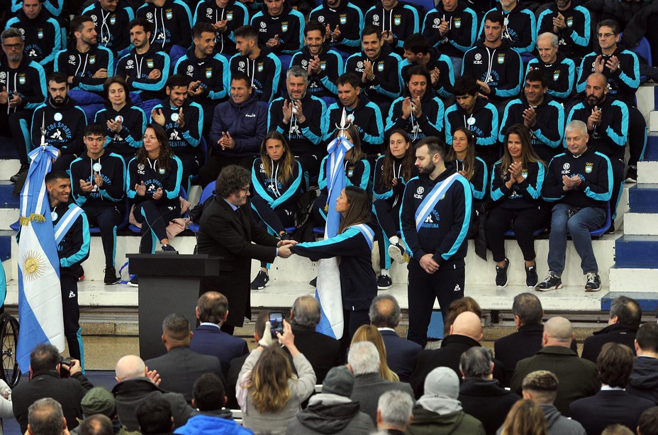 Rumbo a París 2024: Javier Milei hizo entrega de la bandera a los atletas argentinos