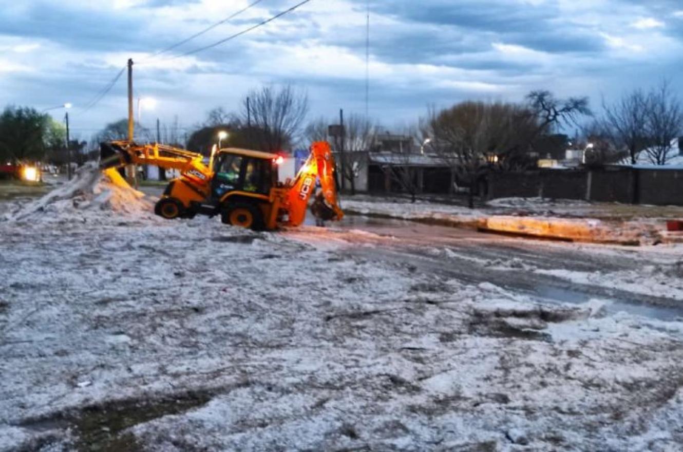 El gobierno envió asistencia a localidades afectadas por las lluvias y el granizo