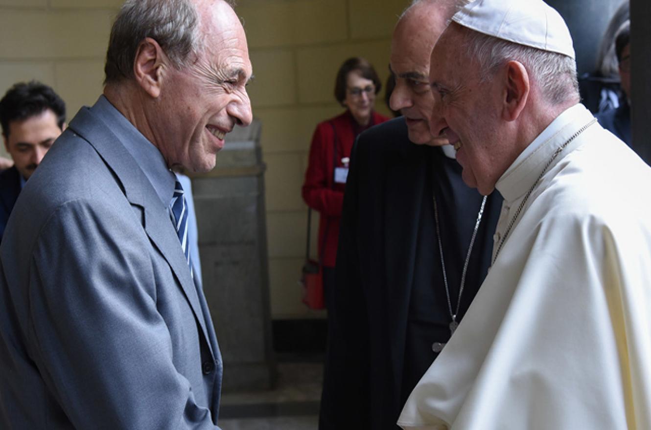 Eugenio Zaffaroni saluda al Papa Francisco