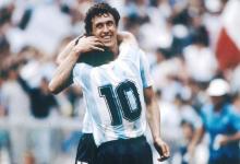 Jorge Valdano abraza a Diego Maradona