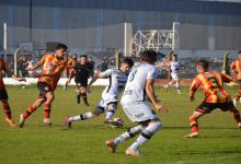 Fútbol: Neuquén goleó a Patronato y le arrebató la cima de la Liga Paranaense