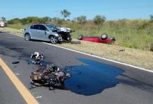 El impacto entre ambos rodados fue de tal magnitud que uno de los conductores falleció en el lugar.