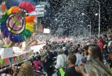 Fotografía de Norman Robson. La vuelta de la espuma en febrero fue lo distintivo en los carnavales de Gualeguay.