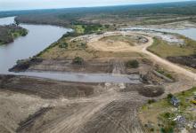 Con máquinas retroexcavadoras, Amarras desvío el cauce del río Gualeguaychú para apropiarse de ese bien natural y llenar su laguna artificial. Ahora la Justicia le dio un plazo de cinco días para restablecer dicho cauce a su estado anterior.