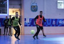 Por la lluvia, la selección argentina entrenó bajo techo antes de recibir a Bolivia