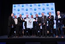 El gualeyo Burruchaga y otros campeones mundiales presenciaron la conferencia de Infantino